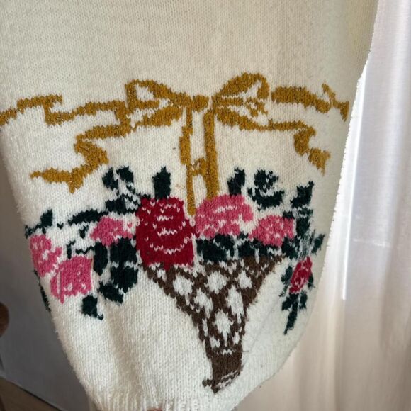 Cream knitted vest with Roses and Bow design, Unique vintage style - Picture 4 of 5